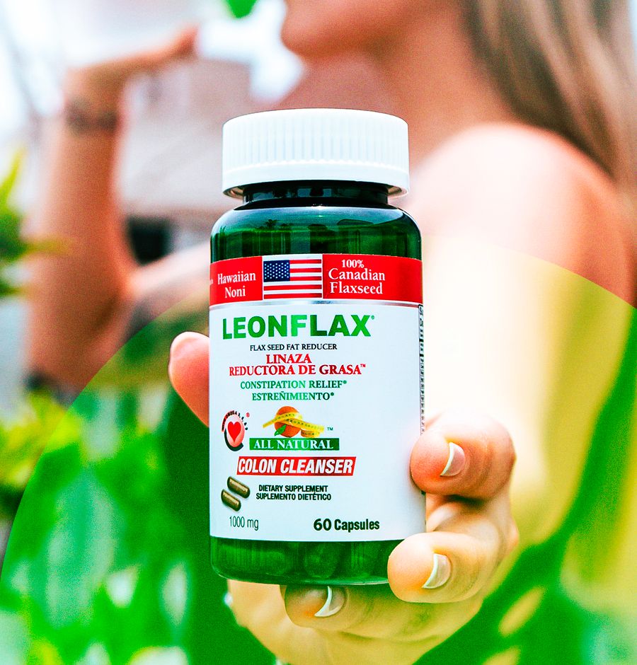 Mujer sosteniendo un frasco de Leonflax en cápsulas