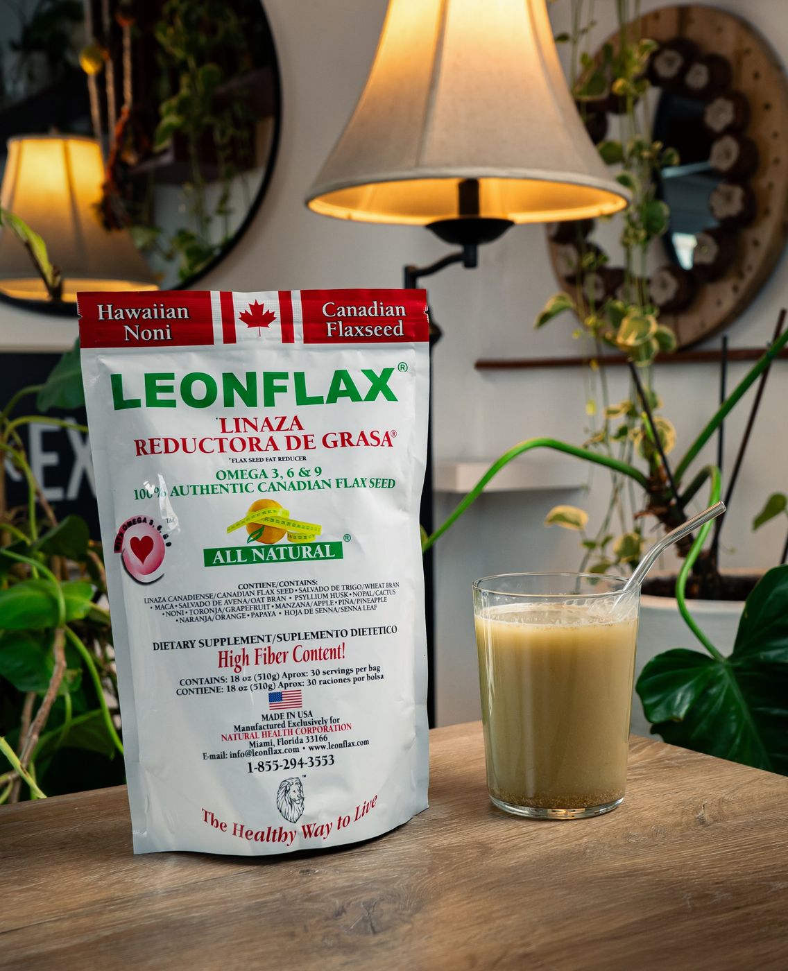 Bolsa de Leonflax 18 oz junto a un licuado preparado